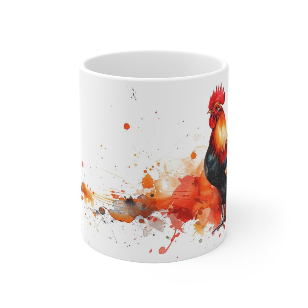 Ein Hahn mit leuchtend rotem Kamm und dunklem Gefieder ziert eine wei&szlig;e Keramiktasse, umgeben von abstrakten Aquarellspritzern.