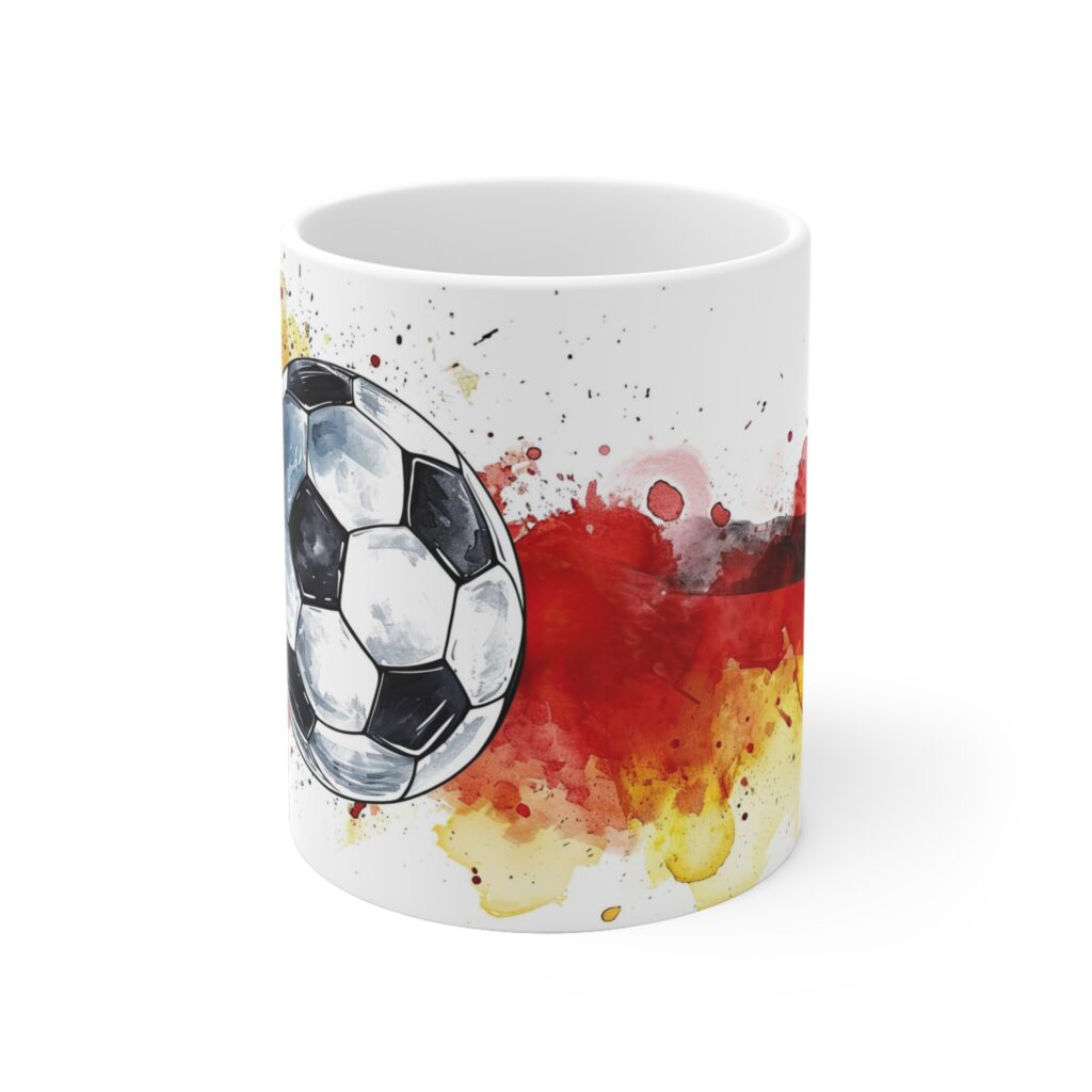 Die Keramiktasse zeigt einen Fu&szlig;ball mit Deutschlandflagge im Aquarellstil und kr&auml;ftigen Rot-Gelb-Akzenten f&uuml;r Fans und Patrioten.