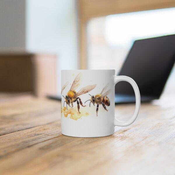 Naturinspirierte Keramiktasse mit Bienenmotiv im Aquarelldesign