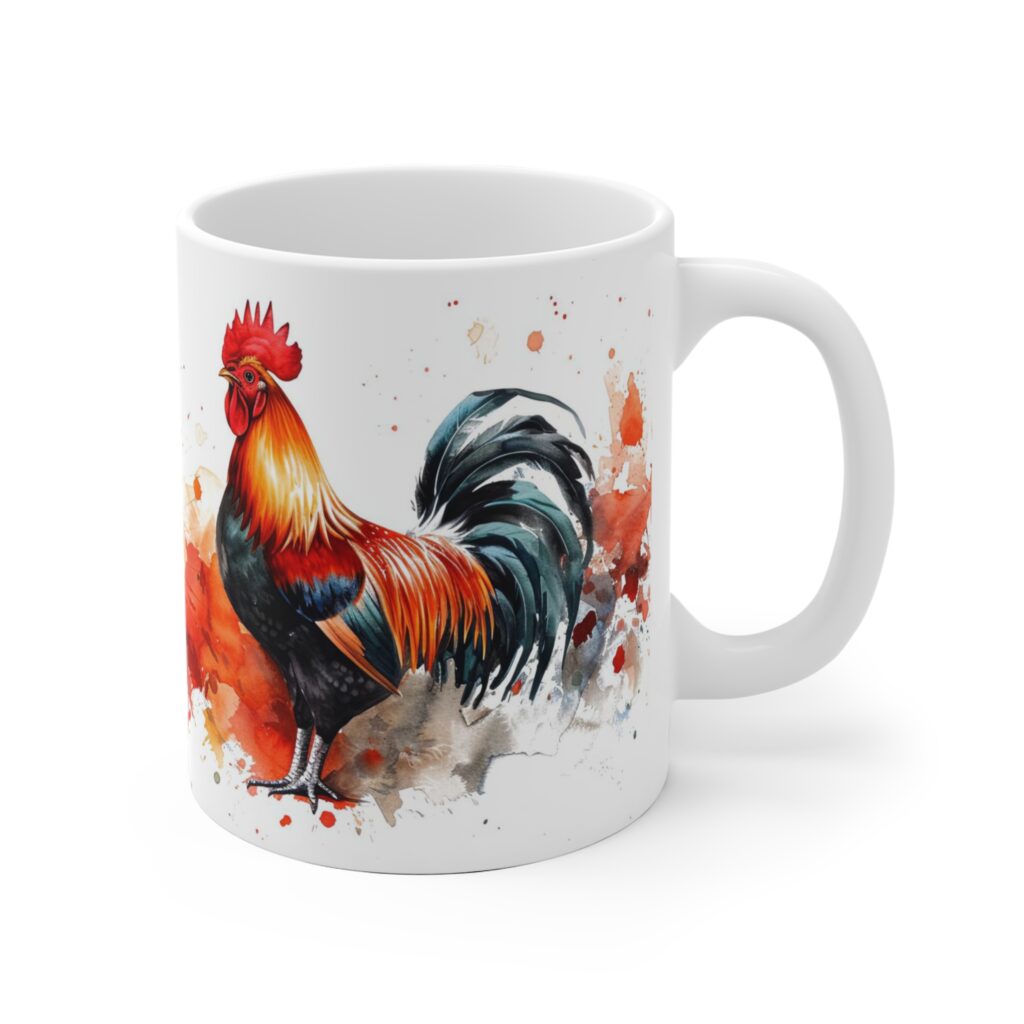 Ein detailreiches Hahn-Aquarell mit rotem Kamm und dunklem, geschwungenem Gefieder schm&uuml;ckt eine wei&szlig;e Keramiktasse.
