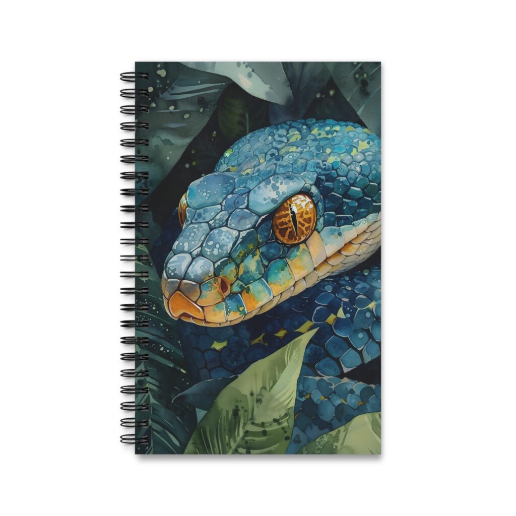 Mit blaugr&uuml;nem Aquarell-Dschungelmotiv zeigt das Notizbuch eine Schlangenzeichnung mit markanten Schuppen, gelben Augen und Spiralbindung.