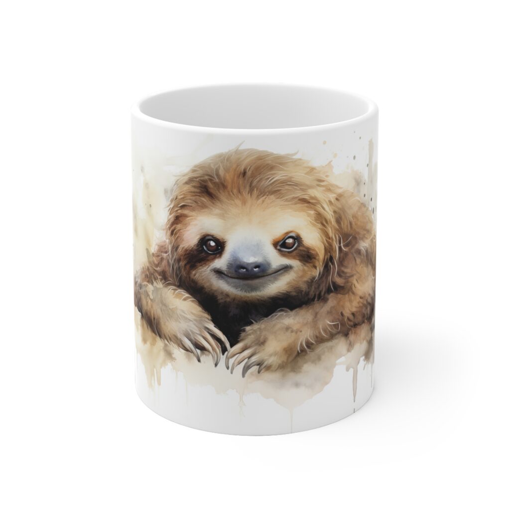 Die wei&szlig;e Keramiktasse zeigt ein sanftes Faultier-Motiv im Aquarellstil und bringt ruhige Tiermotive in den Alltag von Tierliebhabern.