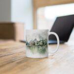 Aquarell Tasse mit Berg- und Seelandschaft - Perfektes Geschenk für Kaffeeliebhaber