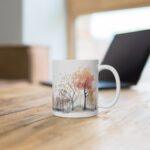 Aquarell-Kaffeetasse mit Laubbäumen im Herbst – Perfektes Geschenk für Natur-Liebhaber