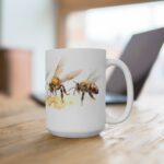 Naturinspirierte Keramiktasse mit Bienenmotiv im Aquarelldesign