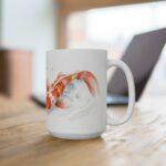 Weiße Kaffeetasse mit Koi Fisch Aquarell-Print | Ideal für Koi- und Fischliebhaber als Geschenk