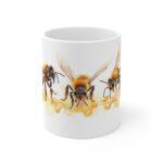 Naturinspirierte Keramiktasse mit Bienenmotiv im Aquarelldesign