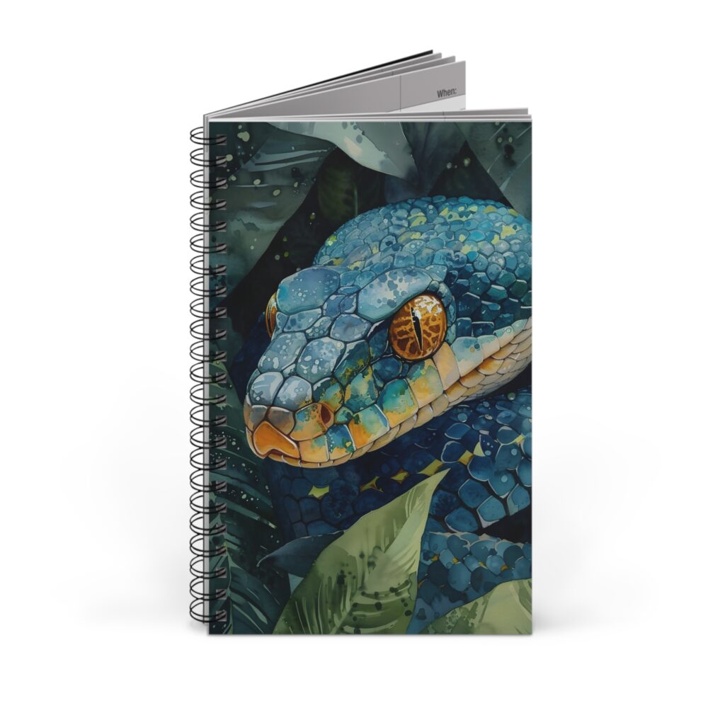 Das blaugr&uuml;ne Aquarell-Notizbuch zeigt ein exotisches Schlangenmotiv im Dschungelstil mit Spiralbindung, kunstvollem Cover und 4 Varianten.