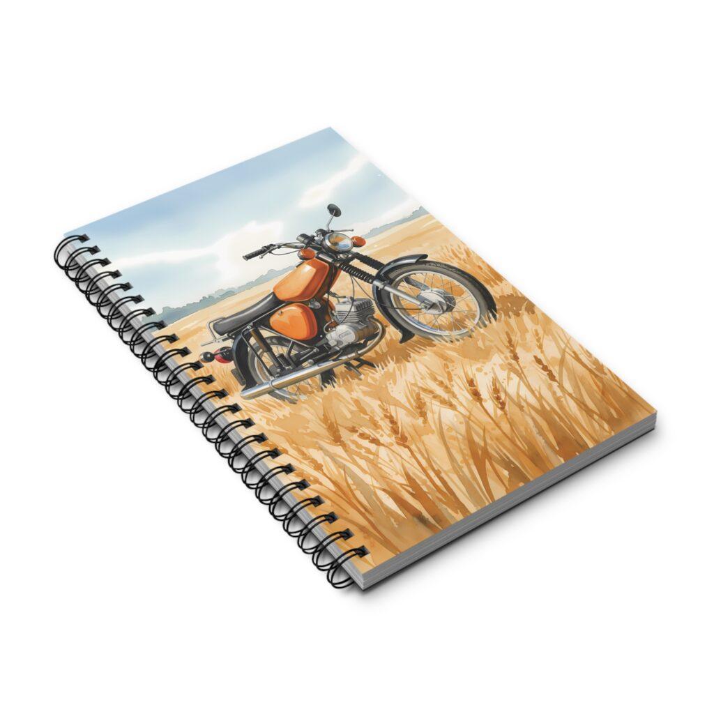 Im warmen Aquarellstil f&auml;hrt eine Simson S51 durch ein goldenes Feld, w&auml;hrend das Ringbuch-Notizbuch DDR-Nostalgie und Freiheit verbindet.