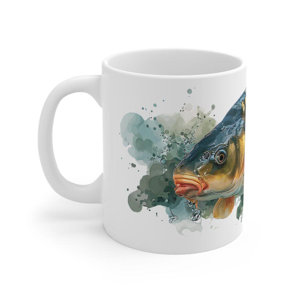 Mit Wasserfarbenstil zeigt die Karpfen Tasse ein lebendiges Angelmotiv in Blau-, Gr&uuml;n- und Goldt&ouml;nen f&uuml;r Karpfenangler.