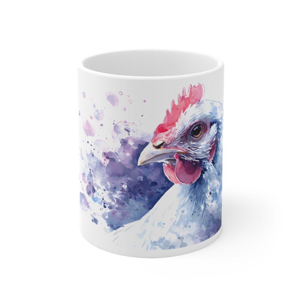 Die Keramiktasse zeigt ein wei&szlig;es Huhn als lebendiges Aquarell-Portr&auml;t mit pinken und blauen Farbakzenten im modernen Tiermotiv.