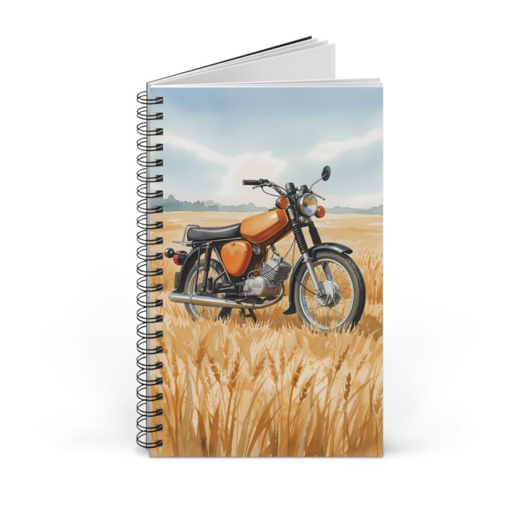 In einer weiten Feldlandschaft steht die Simson S51 im Aquarellstil, w&auml;hrend das orange Kult-Moped mit Ringbindung als DDR-Notizbuchmotiv wirkt.