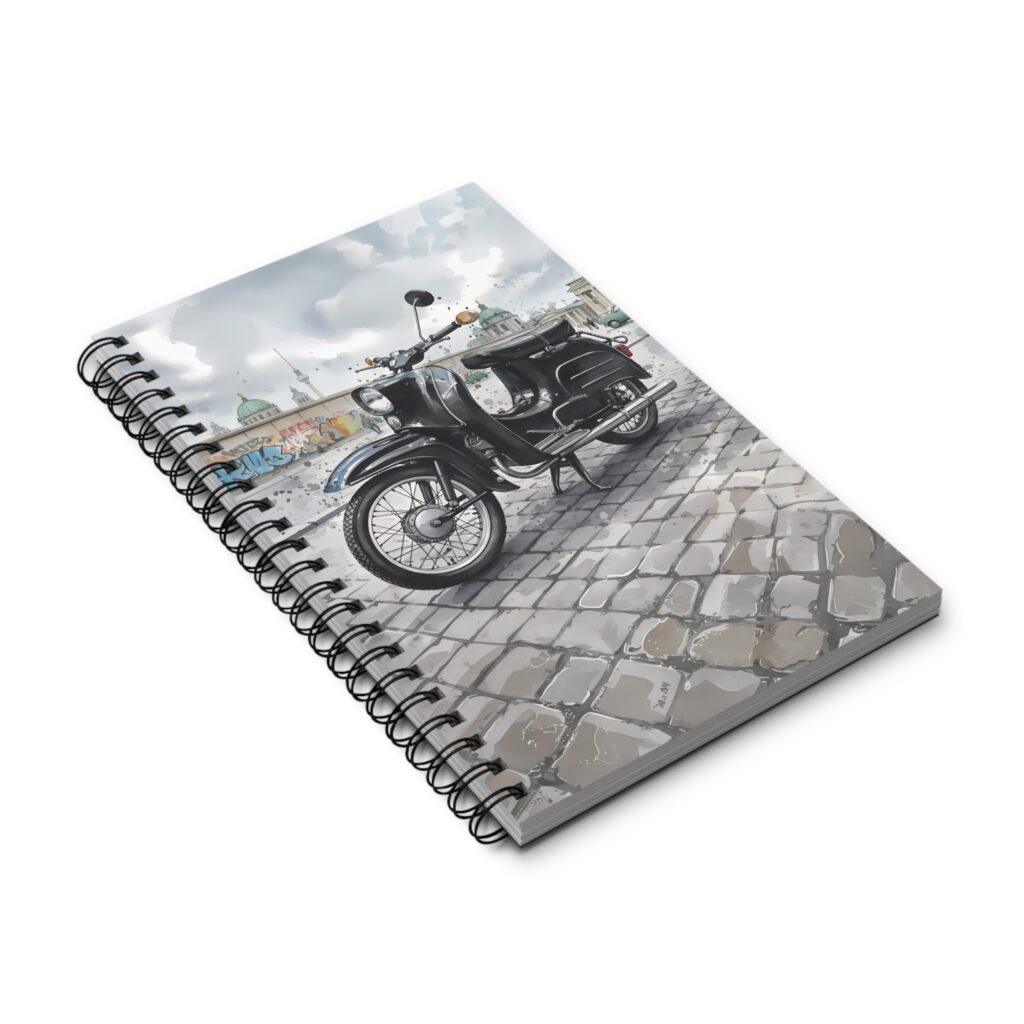 Das schwarz gezeichnete Ost-Moped Schwalbe KR51 ziert ein DDR Nostalgie Notizbuch mit Aquarell-Illustration und Spiralbindung.