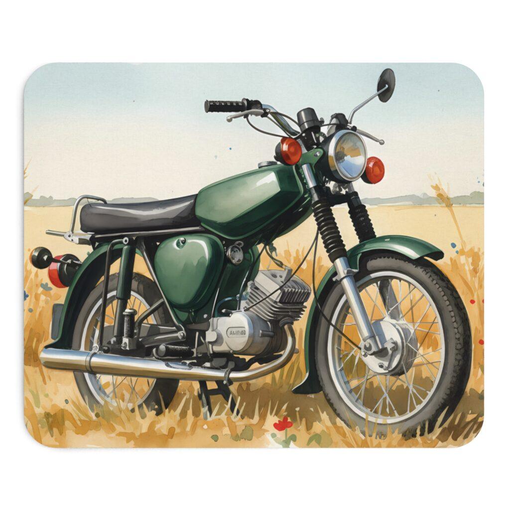 Im warmen Feld zeigt sich eine gr&uuml;ne Simson S51 als DDR-Kult-Moped im Aquarellstil mit klassischer Suhl-Optik und nostalgischem Charakter.