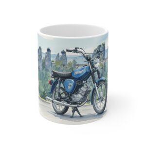 Simson S51 Tasse – DDR Kult-Moped als Aquarellmotiv in epischer Landschaft