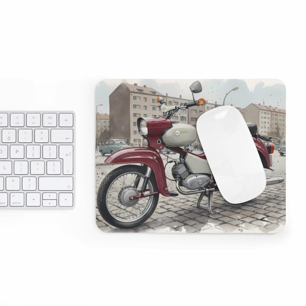 Das Mauspad zeigt eine rote Simson Star als DDR-Moped-Klassiker im detailreichen Aquarellmotiv mit ruhiger Stadtkulisse im Hintergrund.