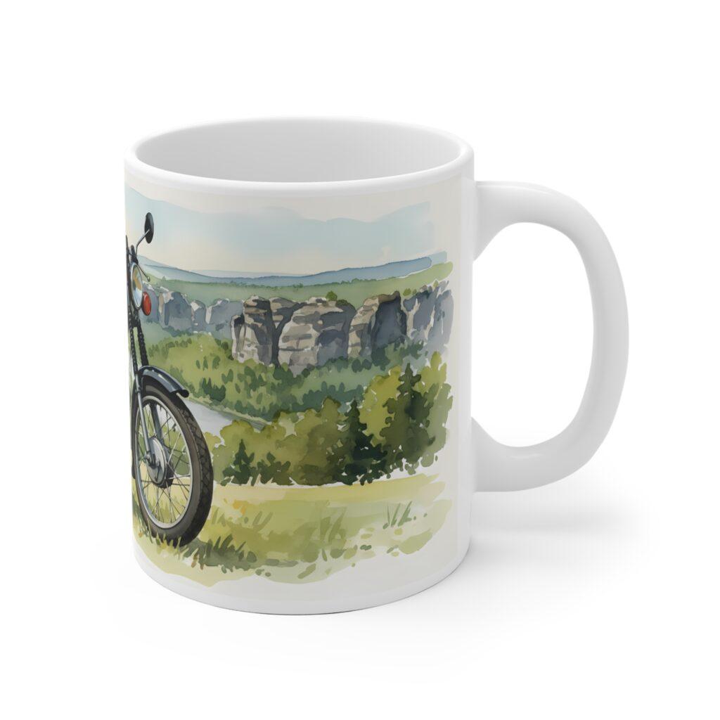 In einer weiten Aquarelllandschaft f&auml;hrt eine Simson S51 am Felsenmeer vorbei, gedruckt auf einer wei&szlig;en Keramiktasse mit 330 ml Fassungsverm&ouml;gen.