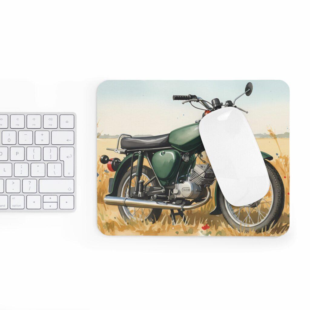 Ein gr&uuml;nes Simson S51 Mauspad zeigt das DDR-Kult-Moped als Aquarellmotiv in einer ruhigen Feldlandschaft mit nostalgischem Charakter.