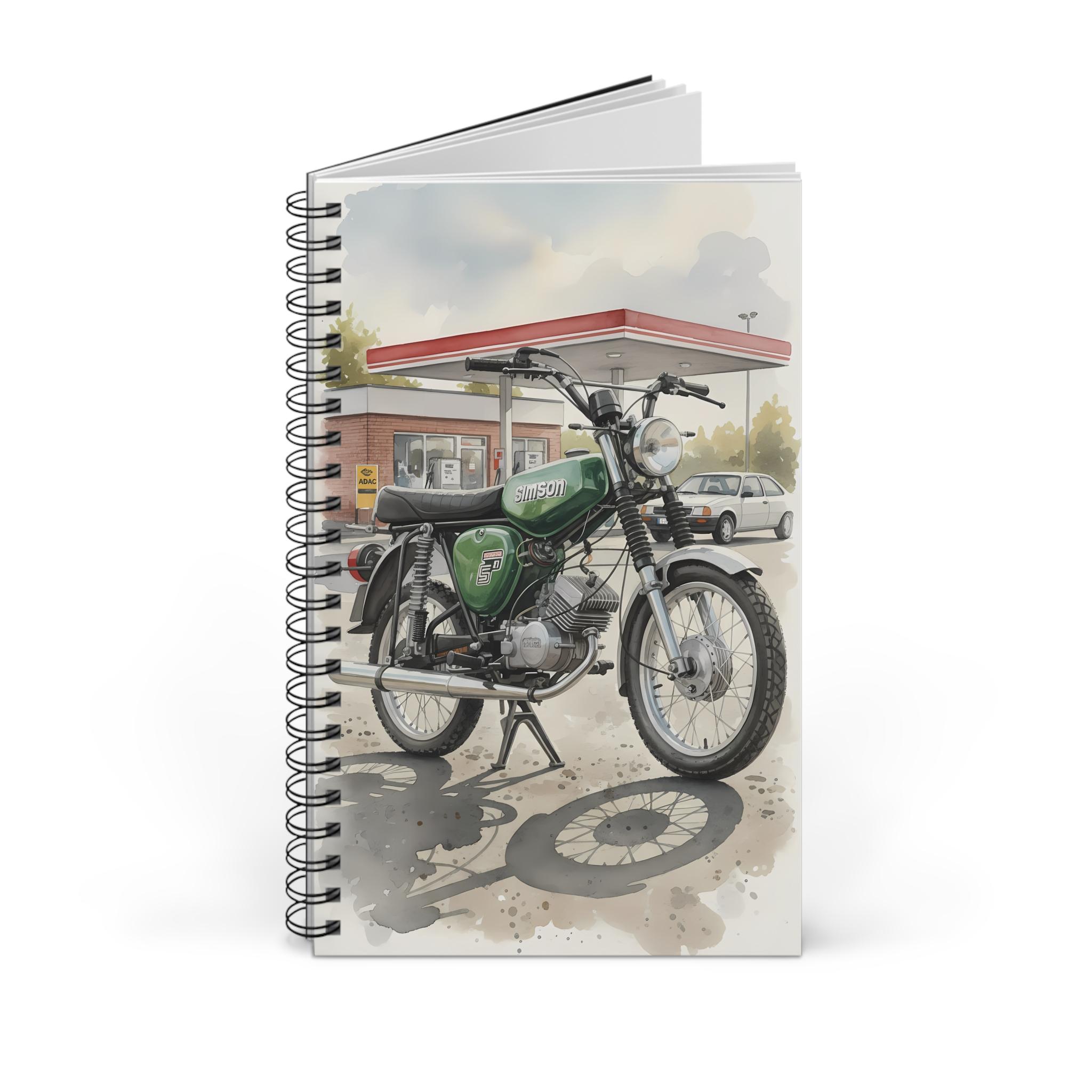 Simson S51 Ringbuch Notizbuch – DDR Kult-Moped im Aquarellstil an der Tankstelle - Shotspace Simson S51 Ringbuch Notizbuch – DDR Kult-Moped im Aquarellstil an der Tankstelle