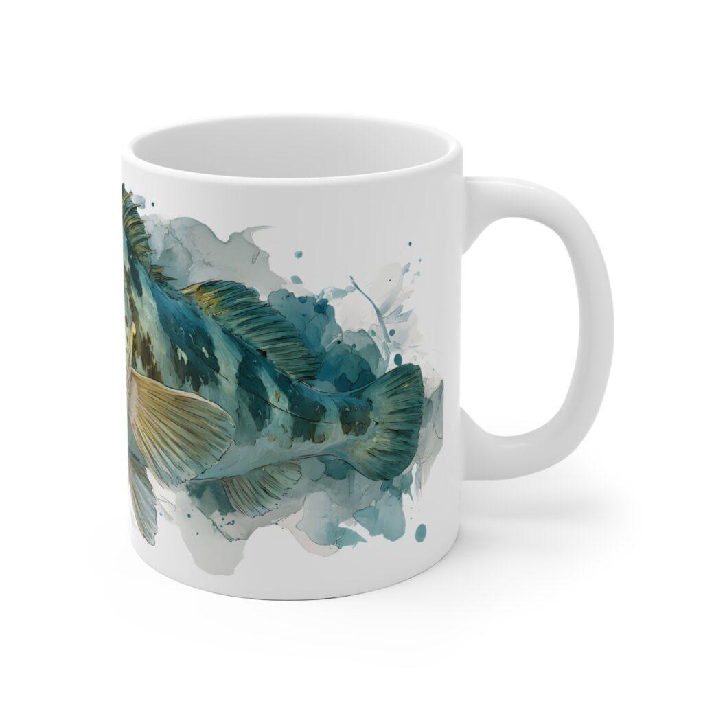 Die Keramiktasse mit Dorsch-Motiv zeigt ein maritimes Aquarell in Blaugr&uuml;n und erinnert an K&uuml;stenluft, Meeresfarben und nordische Fischkultur.