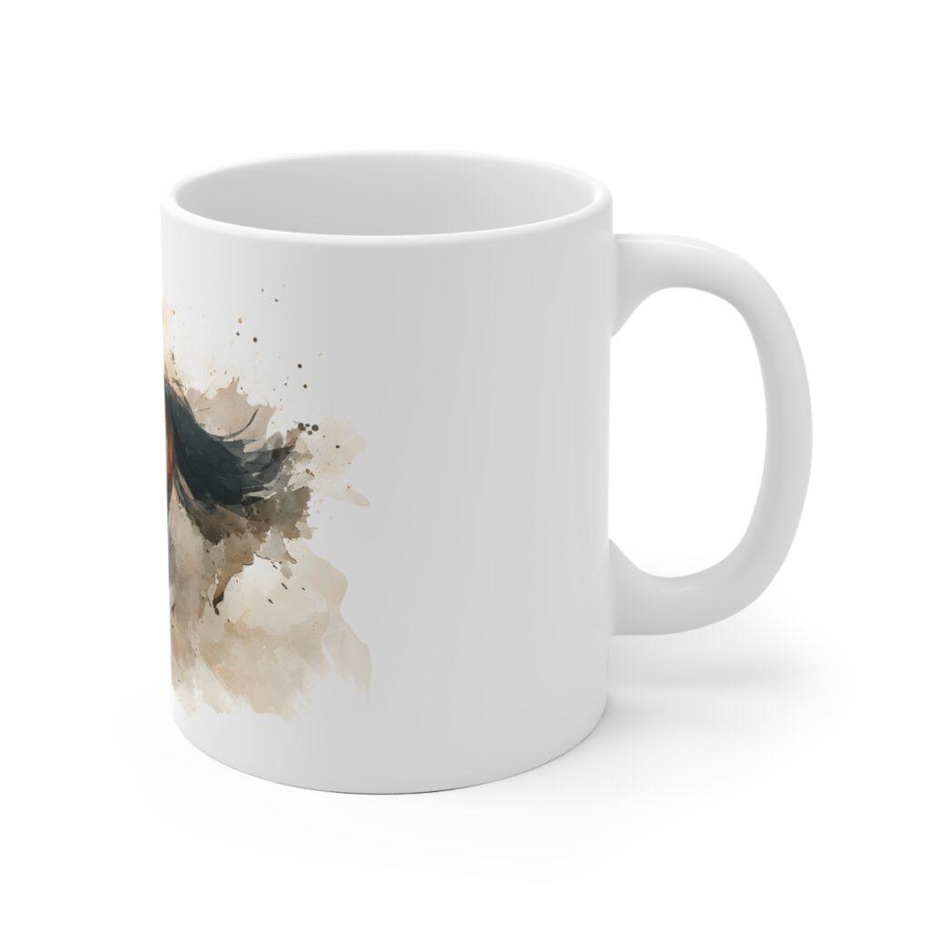 Ein braunes Pferd im Aquarellstil setzt auf dem wei&szlig;en Keramikbecher dynamische Akzente mit Galoppmotiv und feinen Farbspritzern.
