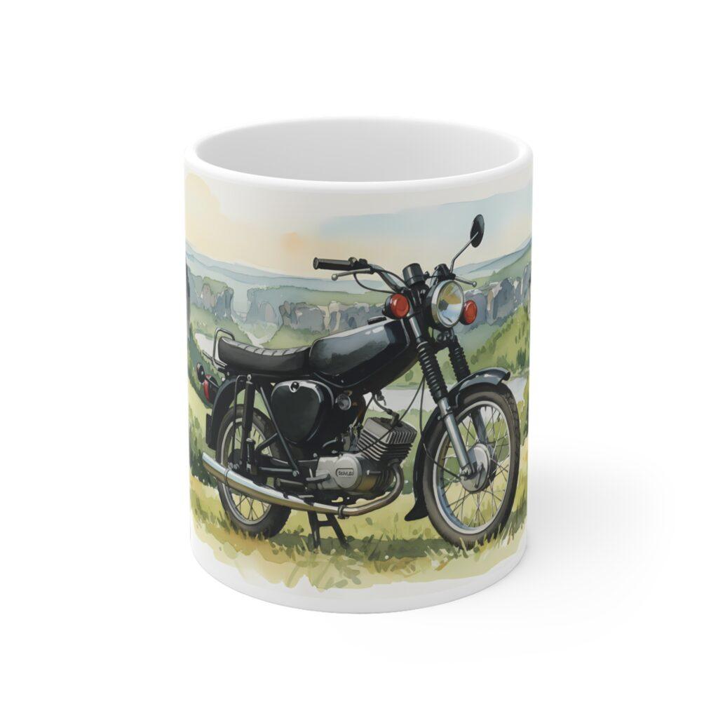 Ein schwarzes Simson S51 Kleinkraftrad steht als Aquarellmotiv vor weiter Landschaft mit Felsformationen und ruhiger, nostalgischer Stimmung.