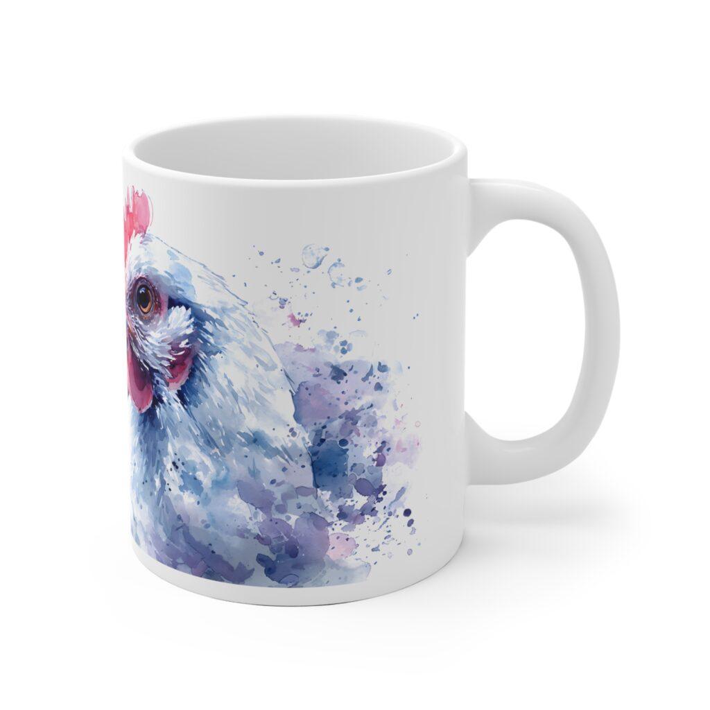 Ein wei&szlig;es Huhn erscheint als kunstvolles Aquarell auf einer Keramiktasse mit feinen Blau- und Rosat&ouml;nen und lebendigen Spritzern.