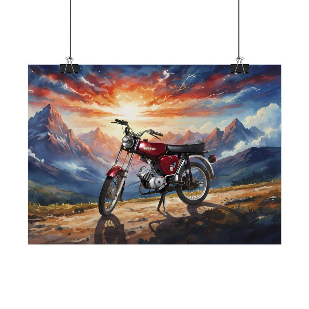 In kr&auml;ftigen Aquarellfarben steht eine Simson S51 vor dramatischer Berglandschaft bei Sonnenuntergang und verbindet DDR-Nostalgie mit Abenteuer.