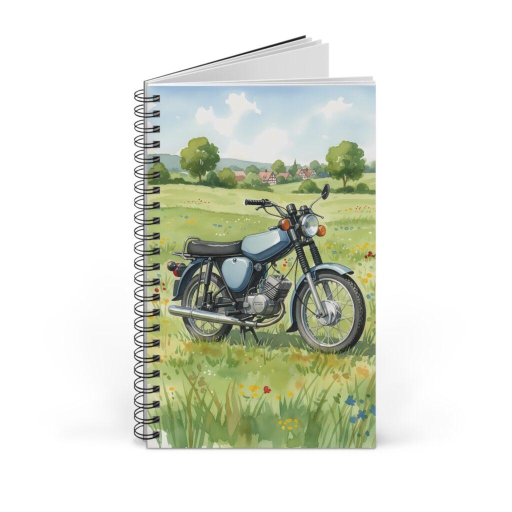 Simson S51 Ringbuch Notizbuch &ndash; DDR Kult-Moped im Aquarellstil auf gr&uuml;ner Sommerwiese