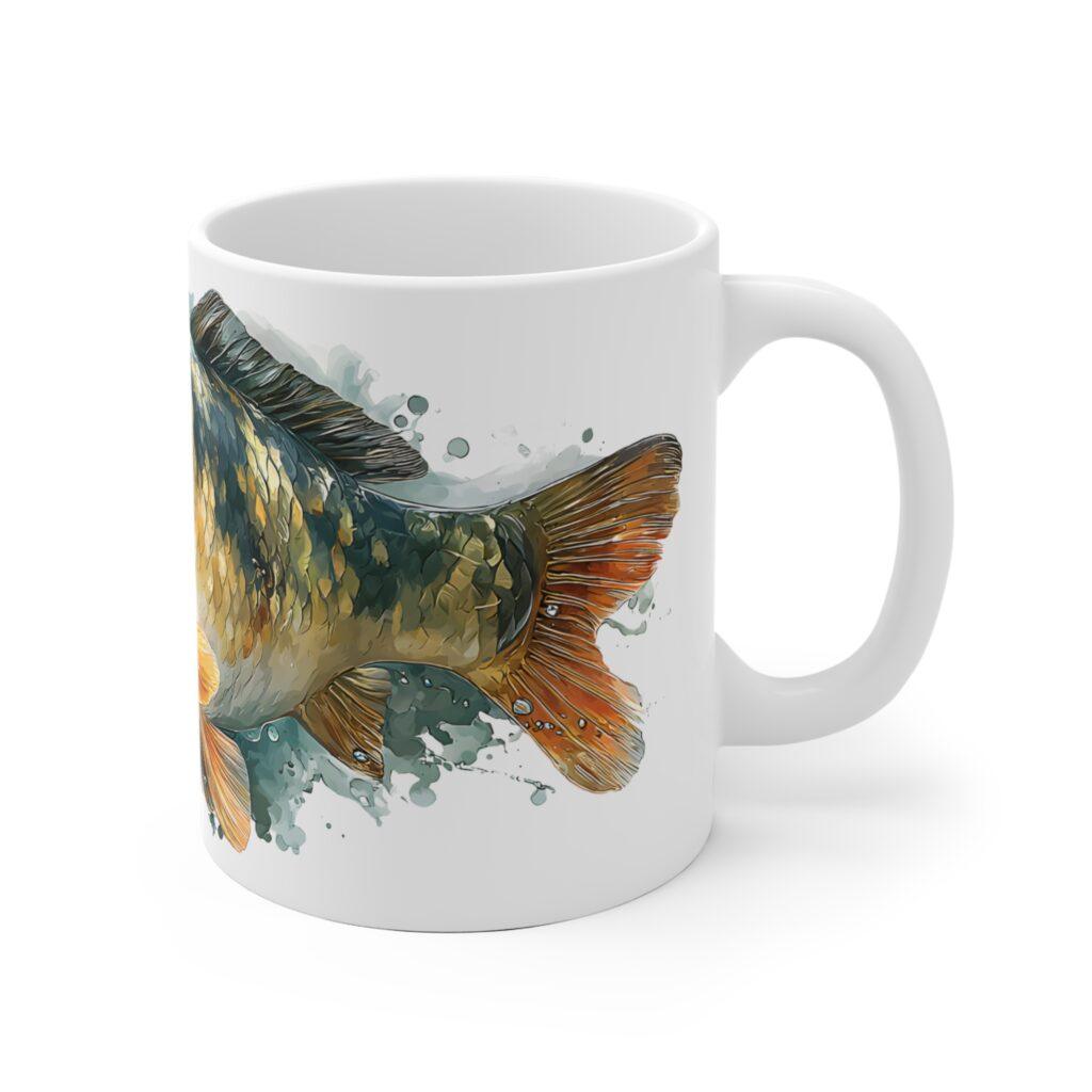 Die wei&szlig;e Keramiktasse zeigt ein farbiges Karpfen-Aquarell mit detailreichen Schuppen und Wasser-Spritzern f&uuml;r Angler und Fischfans.