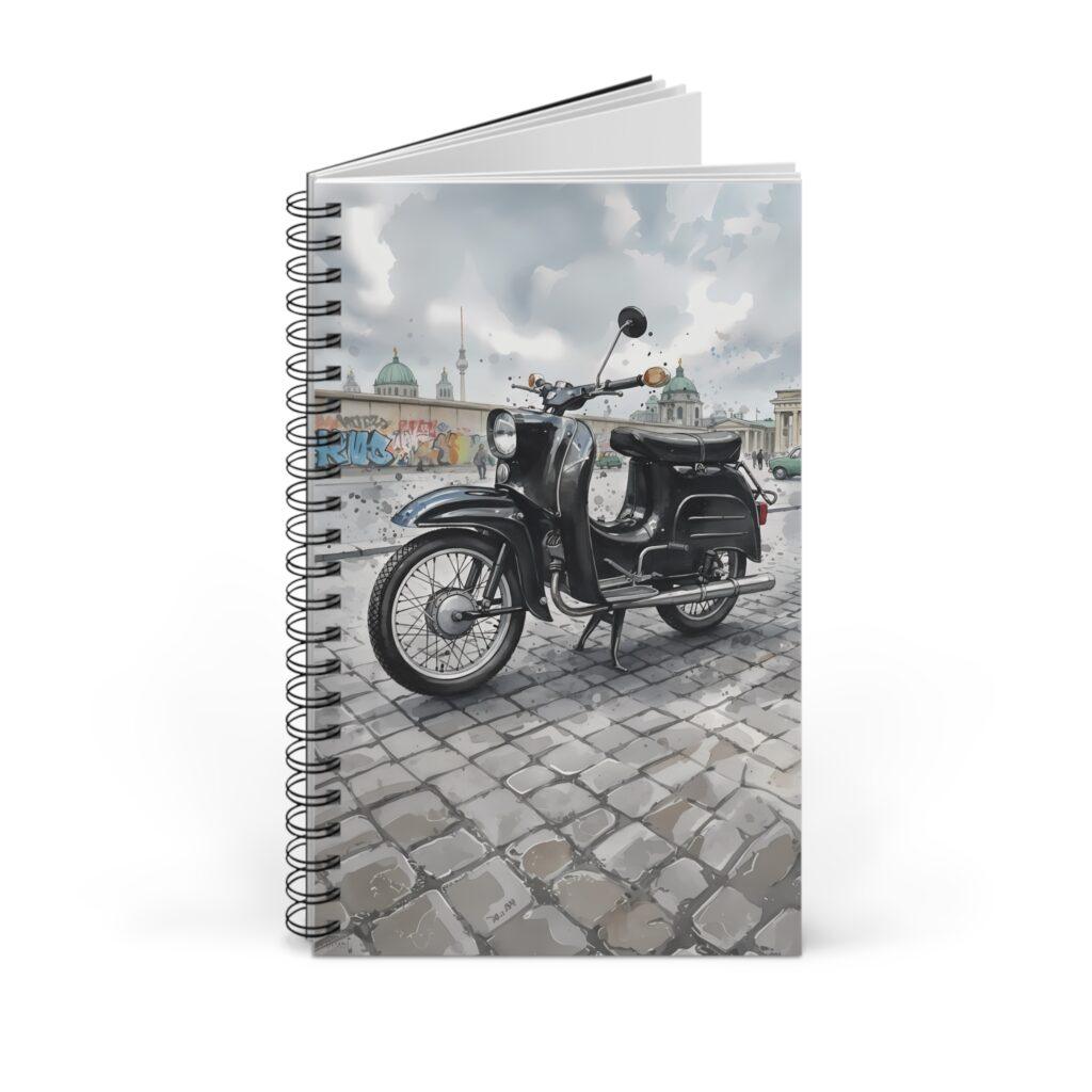 Das DDR Nostalgie Notizbuch zeigt eine Simson Schwalbe KR51 vor Berliner Kulisse und verbindet Ost-Moped-Design mit praktischem Format.